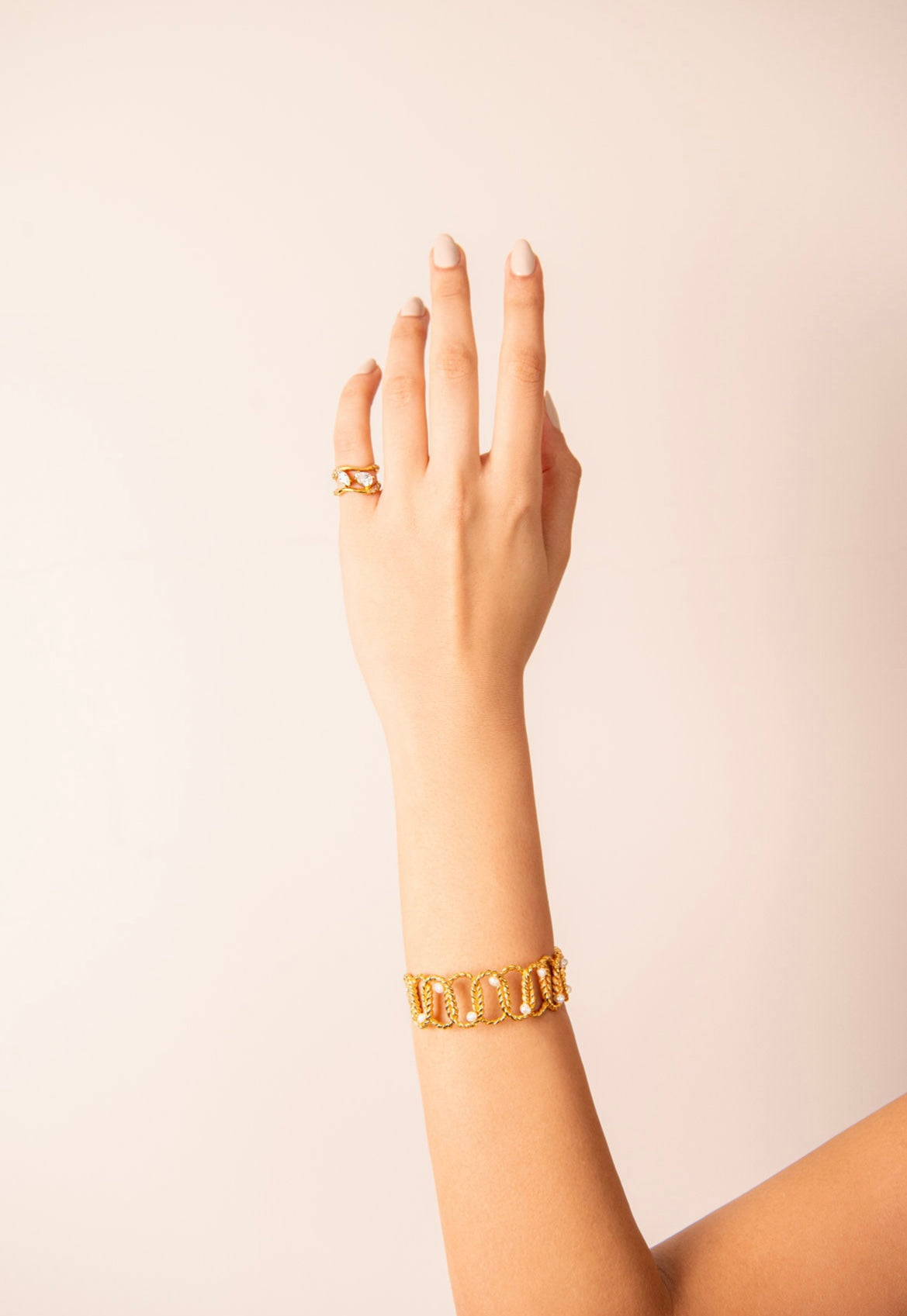 GOLDEN KNOTS CUFF